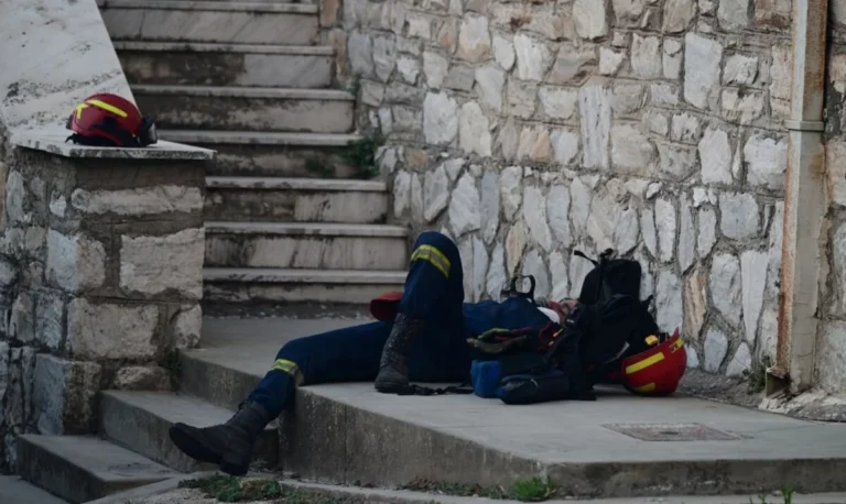 Η συγκλονιστική φωτογραφία με τον πυροσβέστη μετά την ολονύχτια μάχη με τη φωτιά στην Αττική