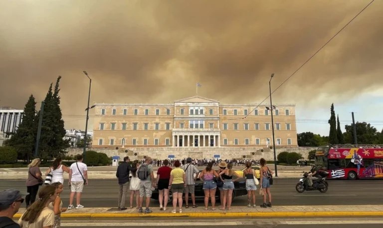 «Θάλαμος αερίων» η Αττική από το πυροκλαστικό νέφος της πυρκαγιάς