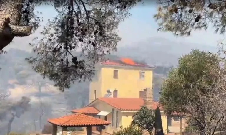Ανεξέλεγκτη η φωτιά στην Αττική: Σκληρή μάχη σε Καλλιτεχνούπολη και Γραμματικό, στις φλόγες σπίτι στην Νταού Πεντέλης