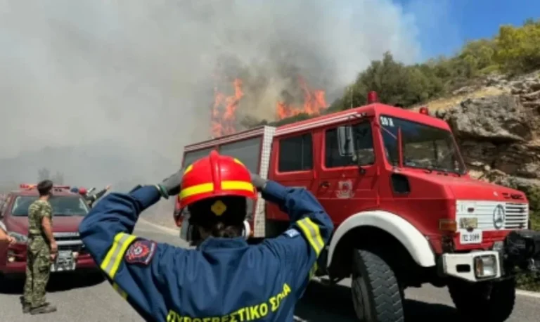 Η Αττική φλέγεται: Πύρινος εφιάλτης πλησιάζει την Αθήνα