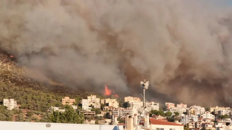 «Ο Κόσμος με κομμένη την ανάσα»: Πώς σχολιάζει ο Διεθνής τύπος την πυρκαγιά στην Αττική