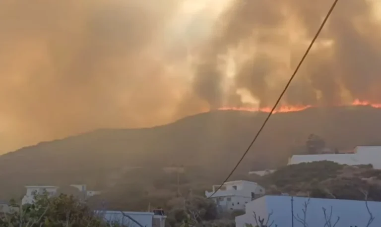 Μεγάλη φωτιά καίει τους Φούρνους Ικαρίας – Ολονύχτια μάχη με τις φλόγες – 112 για την απομάκρυνση κατοίκων