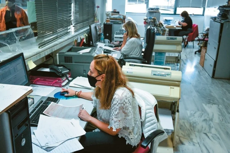 ΑΑΔΕ: 1 στους 2 επαγγελματίες δήλωσαν μηνιαίο εισόδημα μόλις 266 ευρώ