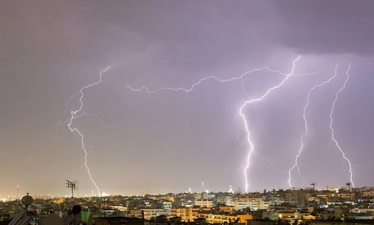 Καιρός: Απότομη αλλαγή με βροχές, καταιγίδες και κεραυνούς τα επόμενα 24ωρα – Πού θα χτυπήσουν τα φαινόμενα