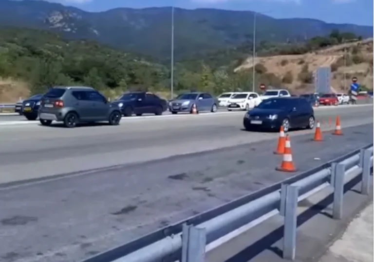 Εγνατία Οδός: Διακινητής μεταναστών οδηγούσε αντίθετα και έσπασε τις μπάρες των διοδίων για να διαφύγει από την αστυνομία