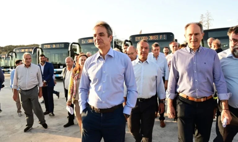 Στους δρόμους τα 30 πρώτα καινούργια λεωφορεία, 950 νέα στην Αττική το 2025 – Επιθεώρηση Μητσοτάκη στο αμαξοστάσιο