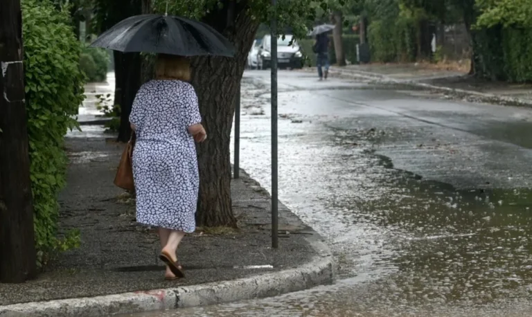Αλλάζει το σκηνικό του καιρού με μπόρες και πτώση της θερμοκρασίας