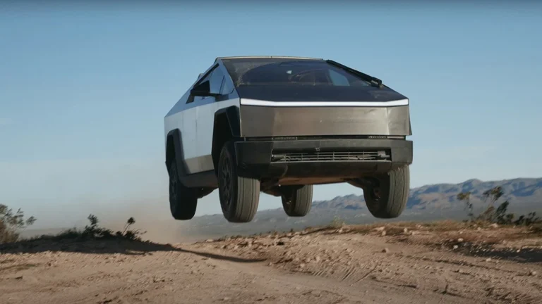 «Πέταξαν» οι τιμές του Tesla Cybetruck