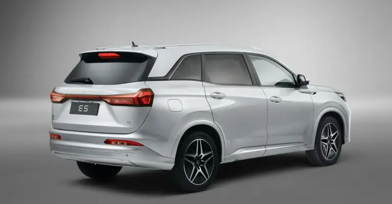DFSK E5: Αλλάζει τα δεδομένα στην αγορά των plug-in υβριδικών SUV