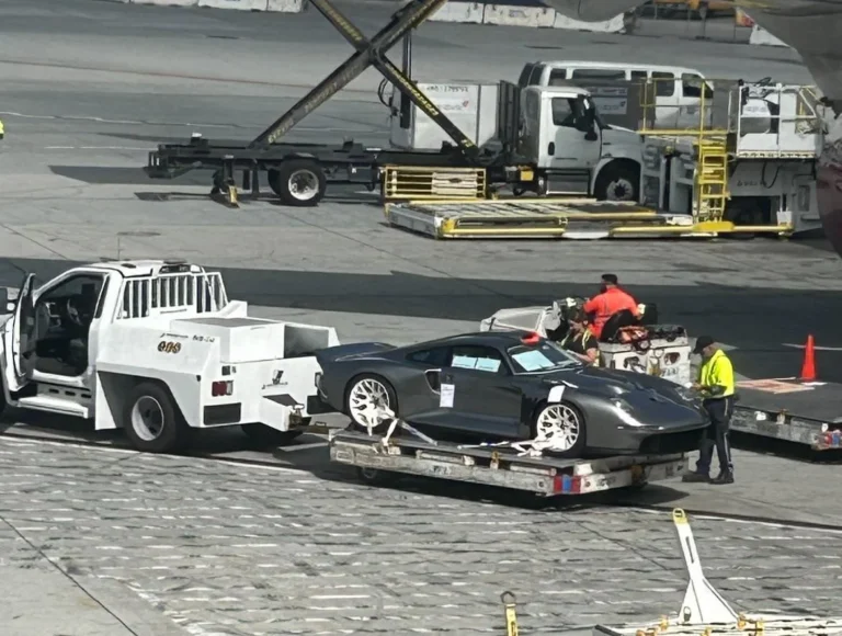 Τι κρύβει αυτή η μυστηριώδης Porsche 911;