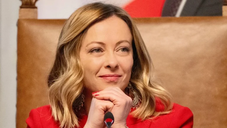 Η Μελόνι βάζει στους Κινέζους τα δυο πόδια σε ένα παπούτσι