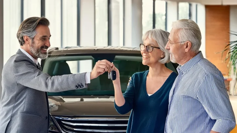 Ποια Gen Z; Οι καλύτεροι αγοραστές αυτοκινήτων είναι οι 60άρηδες!