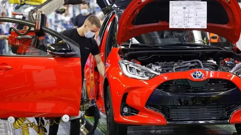 Η Toyota… κατεβάζει τα ρολά λόγω έλευσης τυφώνα!
