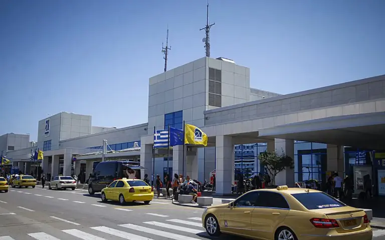 Απόφαση Σταθμός από το Πρωτοδικείο Σύρου: Νόμιμα τα ιδιωτικά «βανάκια» με οδηγό – Άδικα τα επιβληθέντα πρόστιμα!