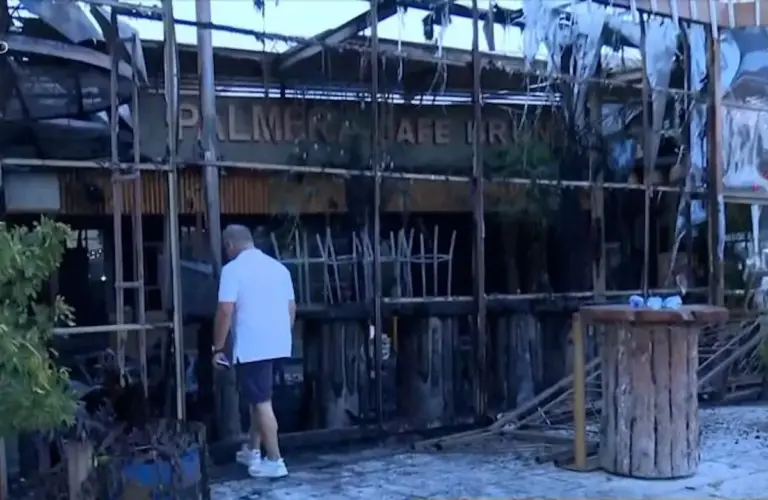 Μπαρ καταστράφηκε ολοσχερώς από φωτιά