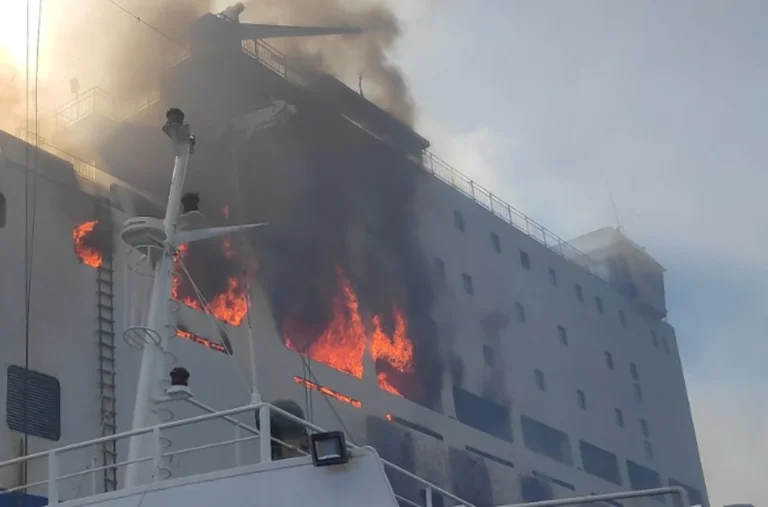Φωτιά σε οχηματαγωγό πλοίο στο παλαιό λιμάνι