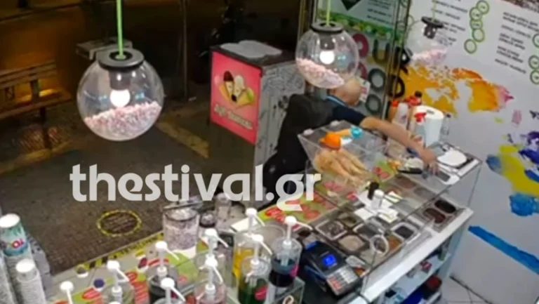 Η στιγμή της κλοπής κινητού τηλεφώνου σε κατάστημα