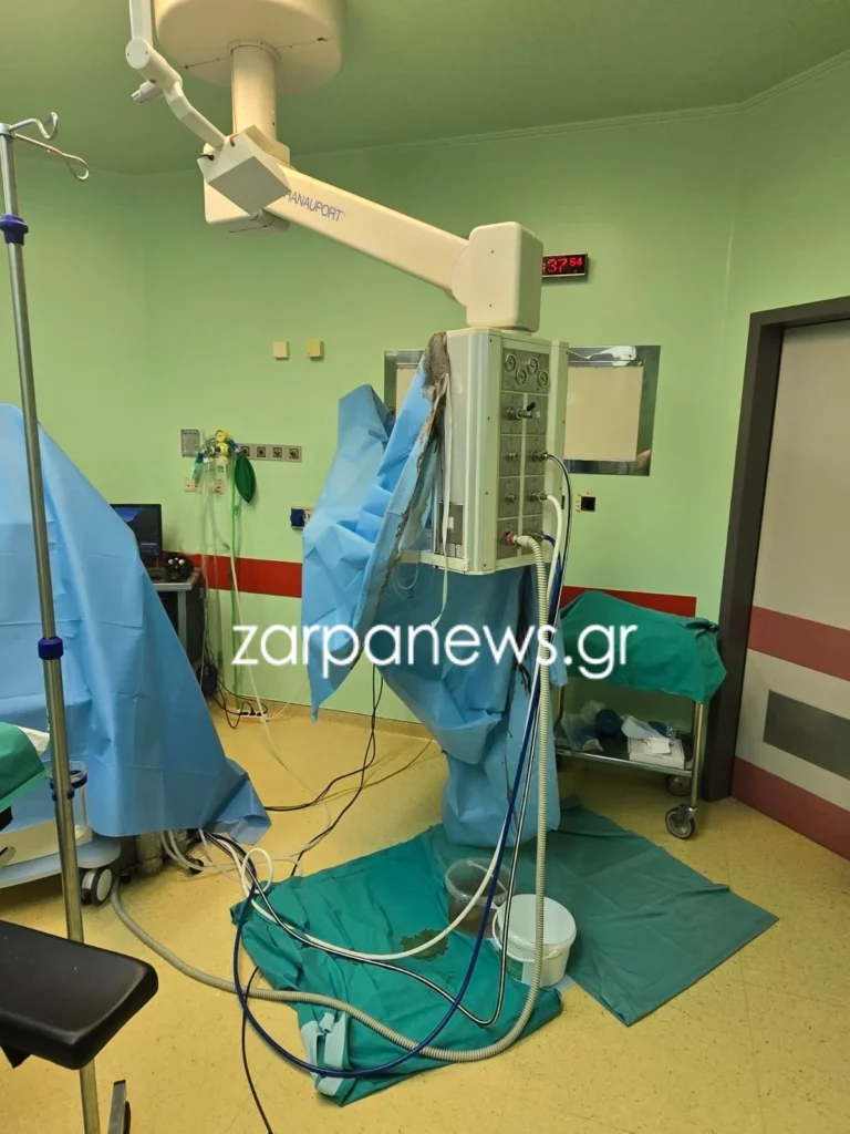 Με λεκάνες και τάπερ μαζεύουν τα νερά μέσα στα χειρουργεία μετά από διαρροή