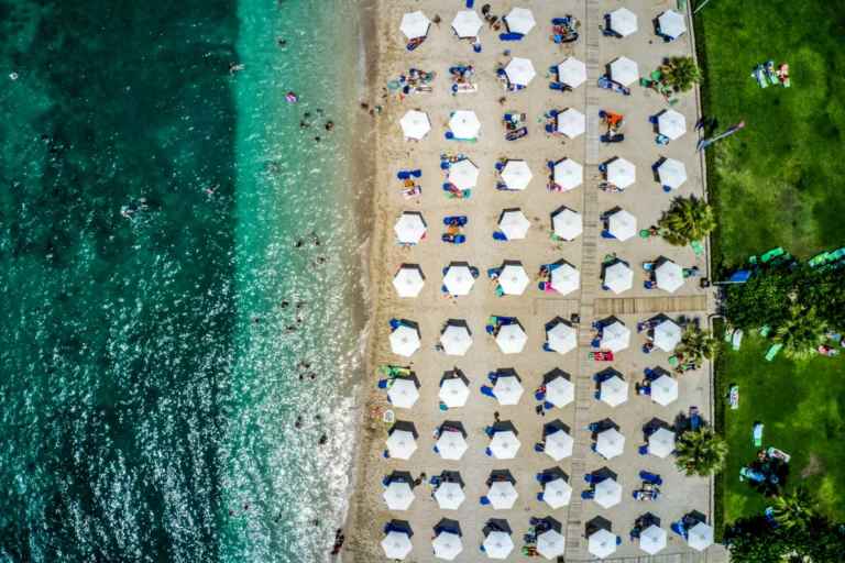 Οι απανωτοί ασθενείς σεισμοί δεν διαταράσσουν τις διακοπές των χιλιάδων τουριστών