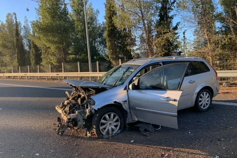 Στο νοσοκομείο τετραμελής οικογένεια από τα Σκόπια μετά από τροχαίο- Απεγκλώβισε τον πατέρα από το ΙΧ η Πυροσβεστική