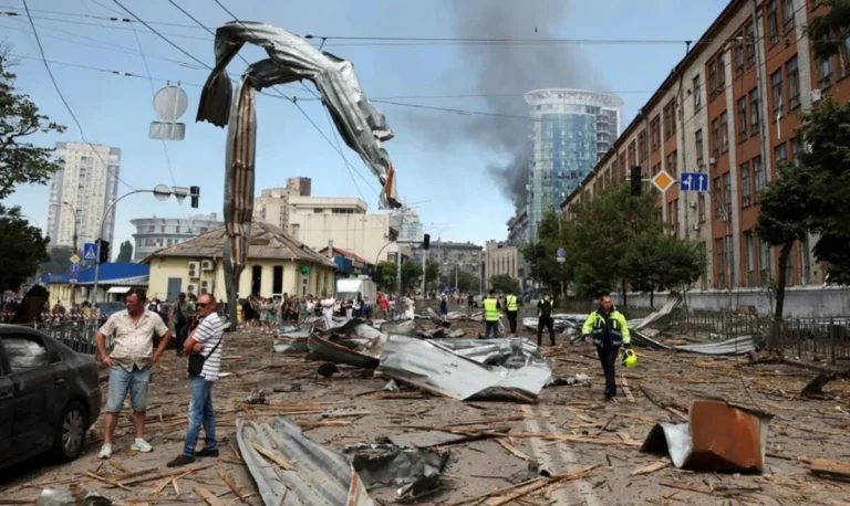 Ισχυρές εκρήξεις συγκλόνισαν το Κίεβο: Η Ρωσία εξαπέλυσε πυραύλους κατά της πρωτεύουσας της Ουκρανίας και άλλων περιοχών