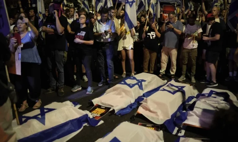 «Καζάνι που βράζει» η Μέση Ανατολή ενώ εντείνονται οι πιέσεις στον Νετανιάχου για εκεχειρία – Χιλιάδες ισραηλινοί στους δρόμους