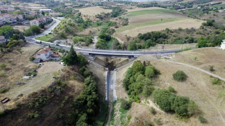 Παραδόθηκε στην κυκλοφορία η γέφυρα που συνδέει Τρίλοφο και Πλαγιάρι
