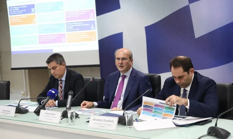 Όσα φέρνει το 2025 για μισθούς, συντάξεις, φόρους, στεγαστικό, επιδόματα