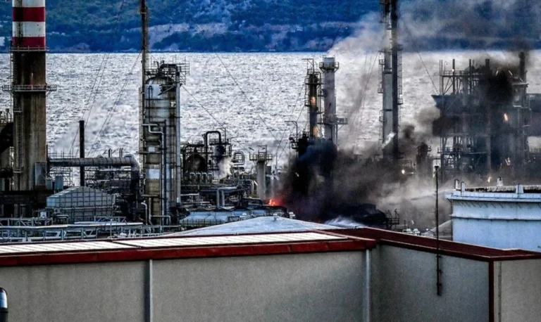 Καλύτερη η εικόνα της φωτιάς στις εγκαταστάσεις στις Motor Oil – Αποκαταστάθηκε η κίνηση στην παλιά εθνική οδό Αθηνών-Κορίνθου