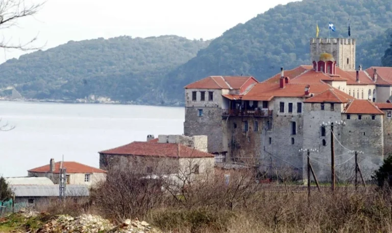 «Το σύνολο του Αγίου Όρους είναι ανθεκτικό» – Διευκρινίσεις από τον Ευθύμιο Λέκκα για τον σεισμό των 4,1 Ρίχτερ