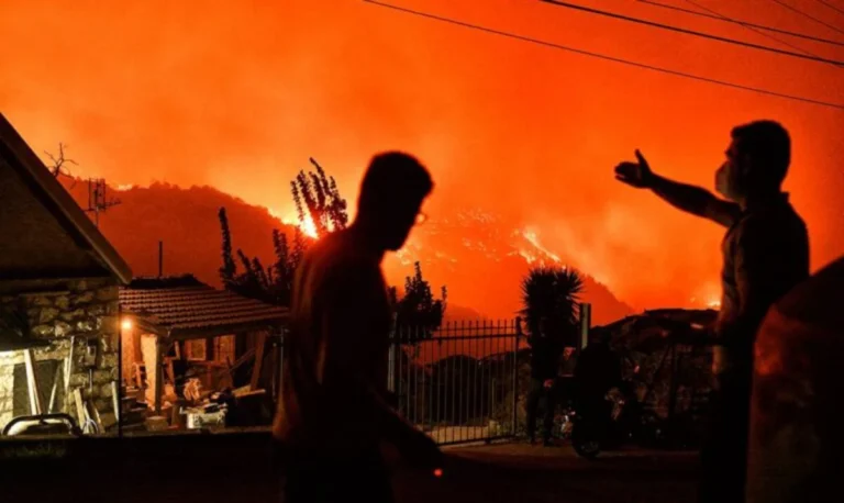 Φωτιά στο Ξυλόκαστρο: Βρέθηκαν δύο απανθρακωμένες σοροί – Εξετάζουν αν πρόκειται για τους δύο αγνοούμενους