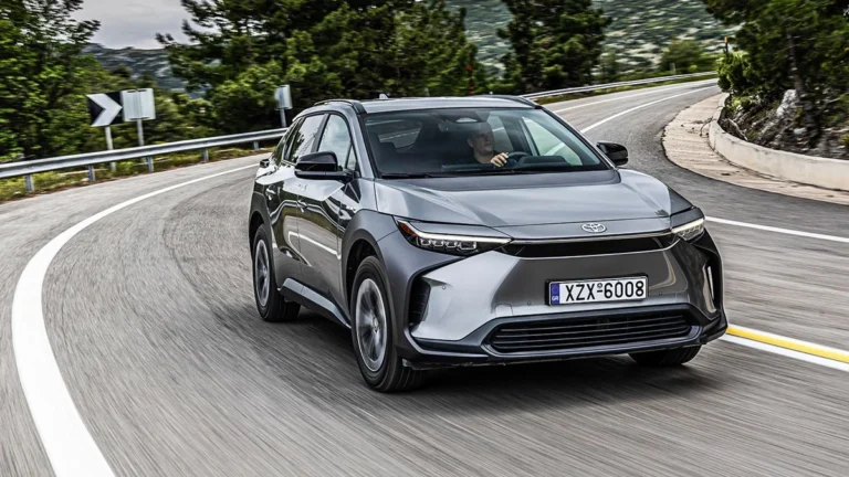 Η Toyota αναθεωρεί τις προβλέψεις της για τα ηλεκτρικά