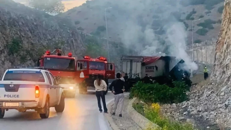 Νταλίκα έπεσε σε βράχο και τυλίχθηκε στις φλόγες – Νεκρός ο οδηγός (+video)