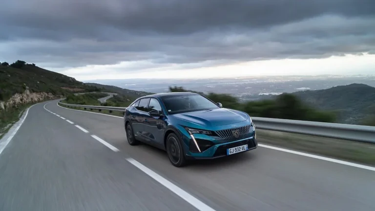 Tο νέο Peugeot E-408 θα είναι στο Παρίσι