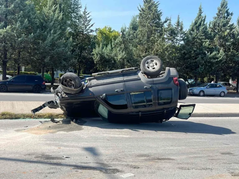 Λάρισα: Αυτοκίνητο αναποδογύρισε αφού έπεσε πάνω στα προστατευτικά κιγκλιδώματα