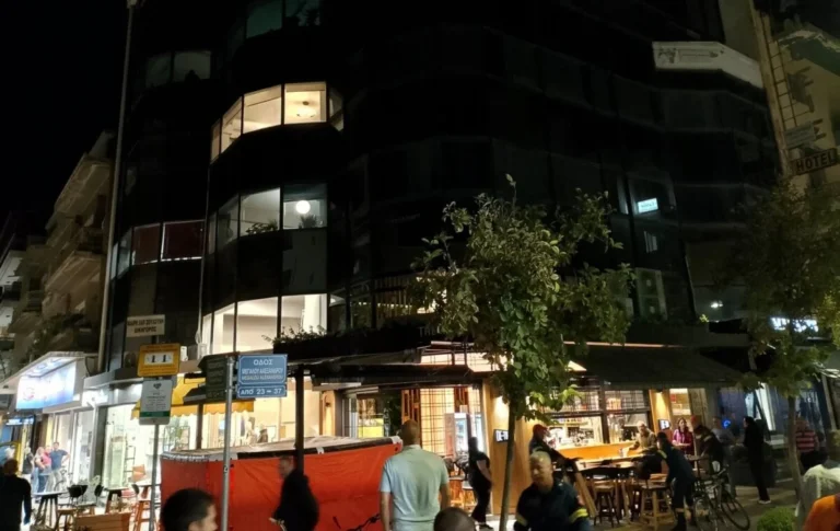 Λάρισα: Άνδρας απειλούσε να πέσει από πολυκατοικία