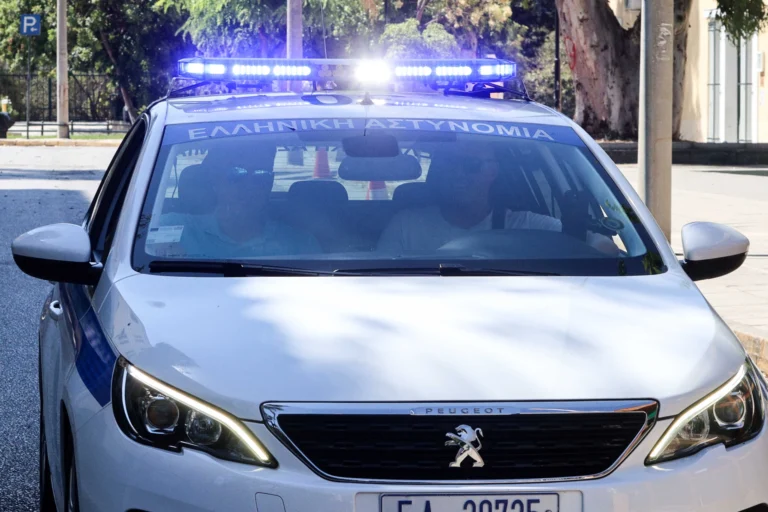 Συνελήφθη διακινητής που μετέφερε με πολυτελές κλεμμένο αυτοκίνητο παράτυπους μετανάστες