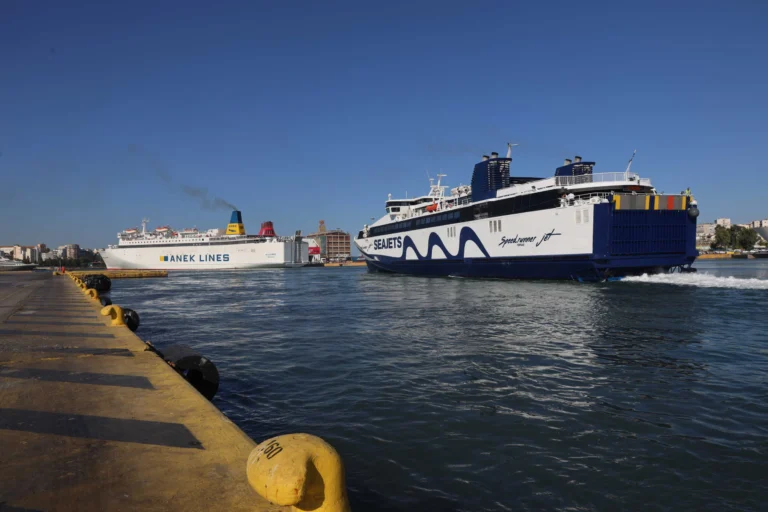71χρονη γυναίκα έπεσε στη θάλασσα ενώ προσπαθούσε να μπει σε πλοίο
