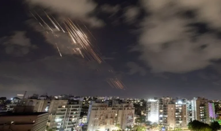 Το Ισραήλ υπόσχεται αντίποινα στην ιρανική επίθεση με 200 πυραύλους, θα πλήξουμε “όλες τις υποδομές” του απαντά η Τεχεράνη