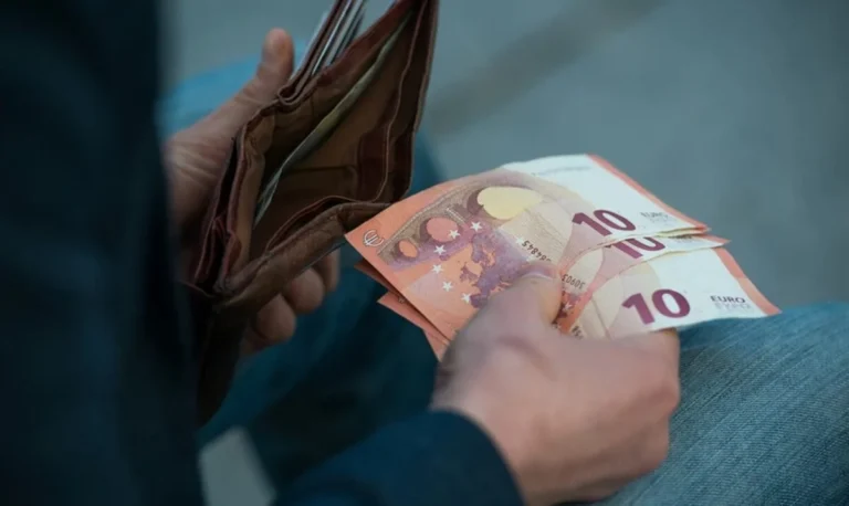 Τέσσερα στα δέκα νοικοκυριά ξοδεύουν περισσότερα από τα εισοδήματά τους 