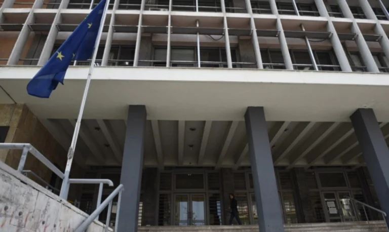 Θεσσαλονίκη: Συνελήφθη για ενδοοικογενειακή βία αφού έμαθε ότι η 38χρονη σύζυγός του έκανε κρυφά μπότοξ