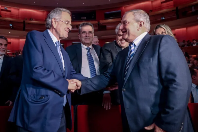 Καραμανλής και Σαμαράς: Κοινή Εμφάνιση στα Βραβεία Επιχειρηματικότητας – Χειραψίες με Παππά, Χαμόγελα και… Περασμένα Ξεχασμένα!