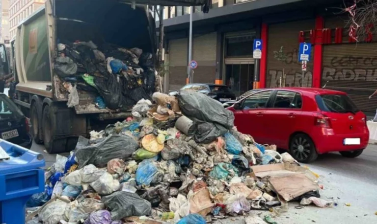 Θεσσαλονίκη: Ηλεκτρικό πατίνι προκάλεσε φωτιά σε απορριμματοφόρο – Ο οδηγός άδειασε τα σκουπίδια στο δρόμο