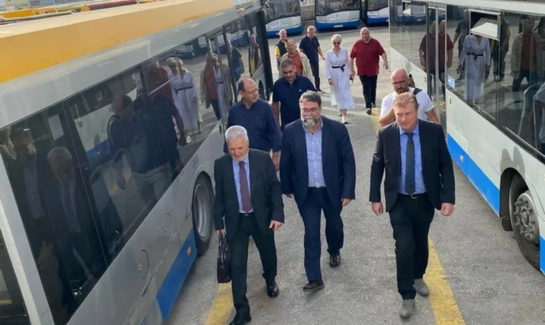 Αποδίδει το πιλοτικό μέτρο «Μπροστινή Πόρτα» για τον έλεγχο της εισιτηριοδιαφυγής στη Θεσσαλονίκη – Ανατάχθηκαν 14 λεωφορεία και επιστρέφουν στους δρόμους της πόλης