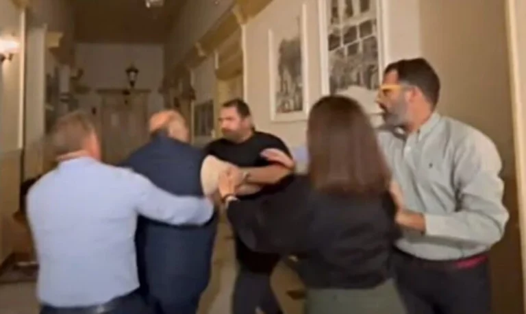 Σέρρες: “Ρινγκ” το Δημοτικό Συμβούλιο- Αντιδήμαρχοι πιάστηκαν στα χέρια