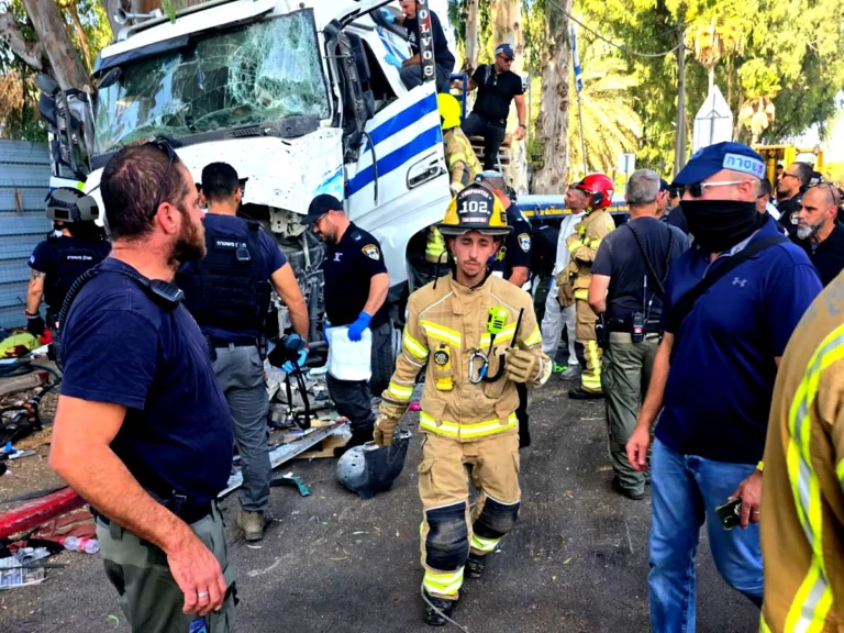 Τρομοκρατική Επίθεση με Φορτηγό κοντά στα Γραφεία της Μοσάντ στο Τελ Αβίβ – Πάνω από 40 Τραυματίες