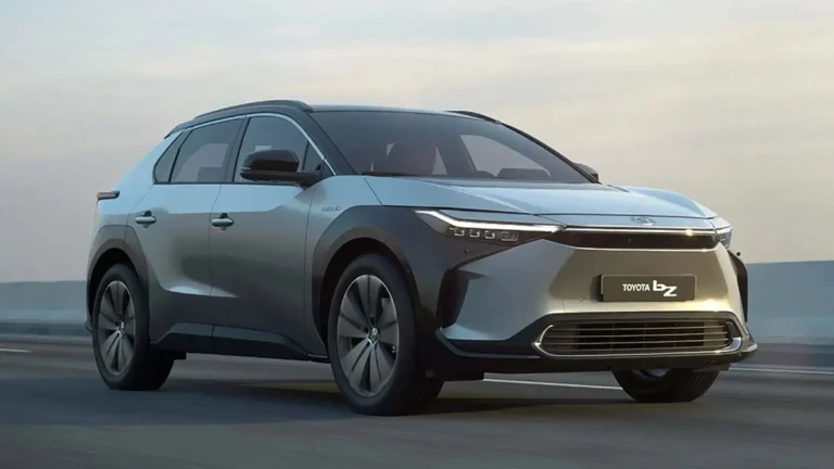 Η Toyota θα μπει στην… πρίζα με καθυστέρηση ενός έτους