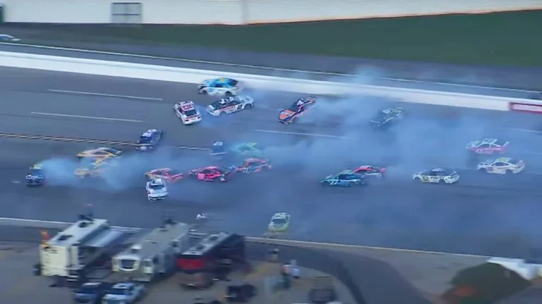 NASCAR: Η μεγαλύτερη καραμπόλα στην ιστορία! (+video)