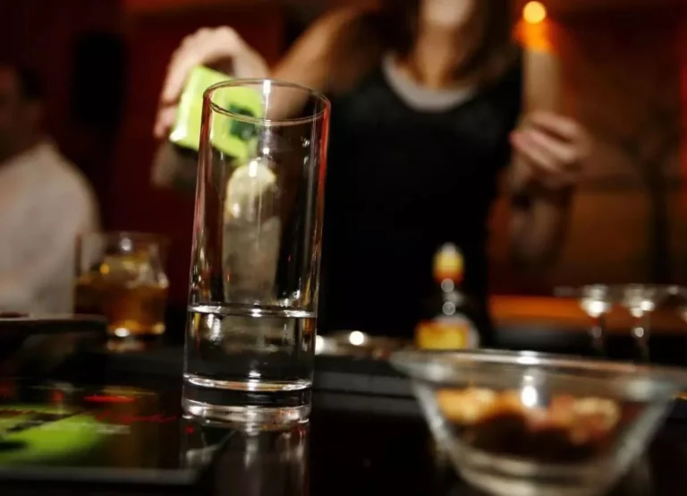 Έφοδος της αστυνομίας σε νυχτερινό μαγαζί που σέρβιραν αλκοόλ σε ανήλικους