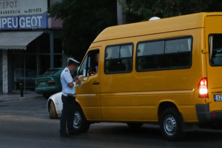 Χειροπέδες σε 61χρονο οδηγού σχολικού  λεωφορείου που οδηγούσε χωρίς επαγγελματικό δίπλωμα